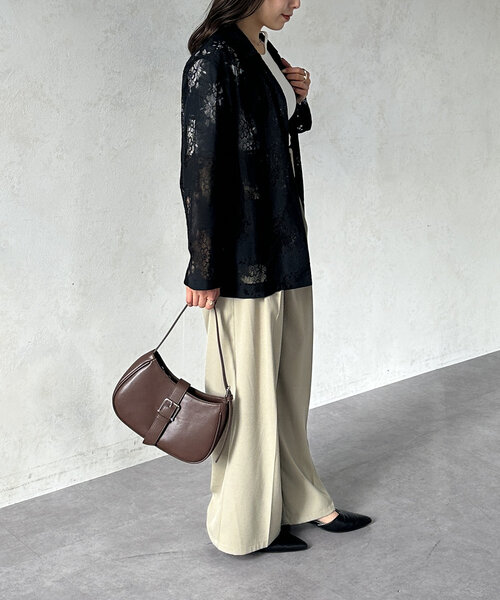 Thevon(ゼボン)の「ベルト付きワンハンドルバッグ(ボストンバッグ・レディース・ダークブラウン/ブラック/アイボリー・FREE)」の4枚目の写真