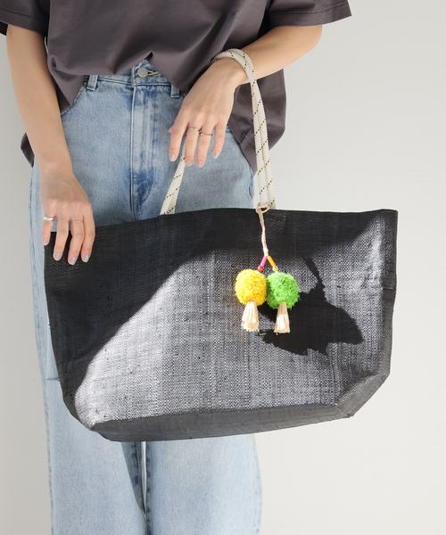 Le Voyage en Panier(ルヴォヤージュアンパニエ)の「【Le voyage en panier/ル ヴォヤージュエンパニエ】 POMPOM TOTE(トートバッグ・レディース・ブラック/アイボリー・FREE)」の19枚目の写真
