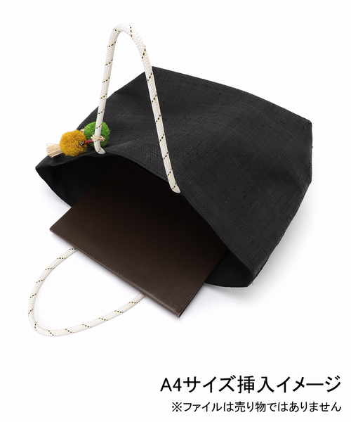 Le Voyage en Panier(ルヴォヤージュアンパニエ)の「【Le voyage en panier/ル ヴォヤージュエンパニエ】 POMPOM TOTE(トートバッグ・レディース・ブラック/アイボリー・FREE)」の3枚目の写真