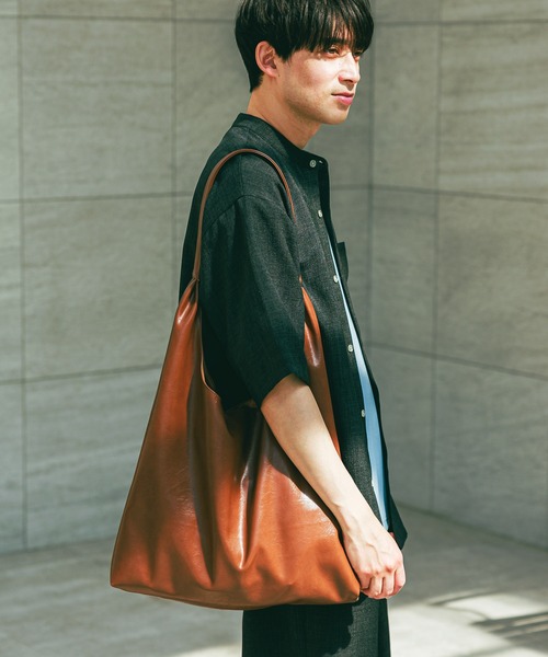 LAKOLE（ラコレ）の「フェイクレザーソフトトートバッグ / 329255（トートバッグ・メンズ・ブラック/ブラウン・FREE）」の15枚目の写真