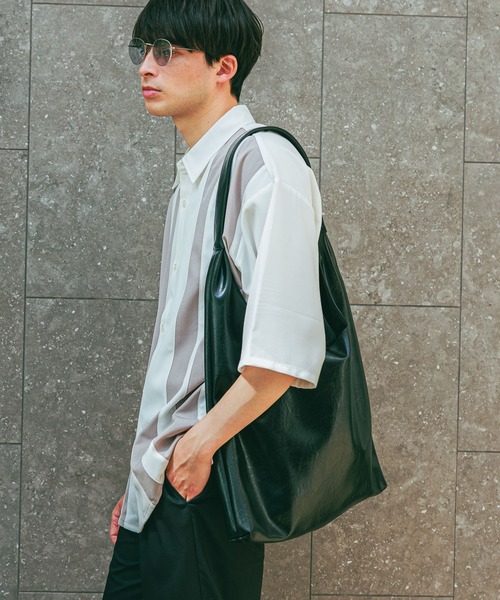 LAKOLE（ラコレ）の「フェイクレザーソフトトートバッグ / 329255（トートバッグ・メンズ・ブラック/ブラウン・FREE）」の17枚目の写真