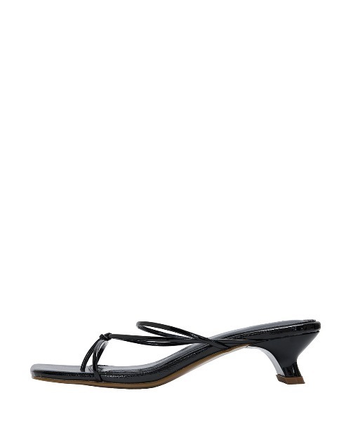 MEDI ENAMEL STRAP THONG SANDALS