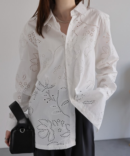 CREARE -LINO-（クレアーレリノ）の「〈ユニセックス商品〉フラワーカットワークシャツ（シャツ/ブラウス・メンズ・ブラック/カーキ/ホワイト・M/L）」の2枚目の写真