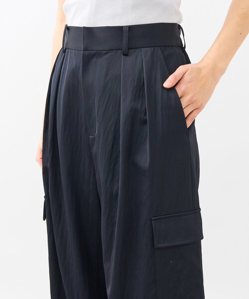 RIVE DROITE（リヴドロワ）の「【上品なリラックスムード】サテンカーゴパンツ（カーゴパンツ・レディース・ブラック/ライトベージュ・36/38）」の14枚目の写真