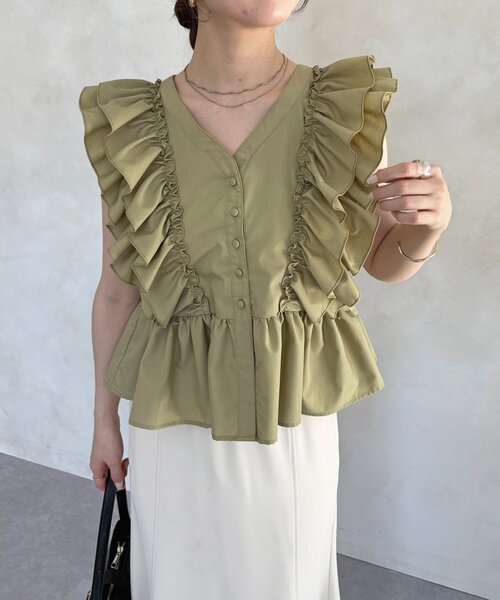 Thevon（ゼボン）の「フリルショルダーペプラムブラウス（シャツ/ブラウス・レディース・ブラック/カーキ/オフホワイト・FREE）」の3枚目の写真