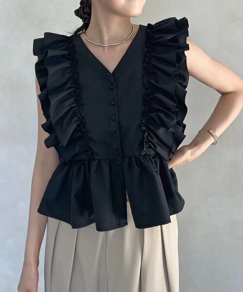 Thevon（ゼボン）の「フリルショルダーペプラムブラウス（シャツ/ブラウス・レディース・ブラック/カーキ/オフホワイト・FREE）」の2枚目の写真
