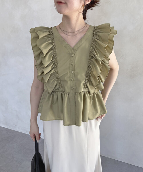 Thevon（ゼボン）の「フリルショルダーペプラムブラウス（シャツ/ブラウス・レディース・ブラック/カーキ/オフホワイト・FREE）」の4枚目の写真