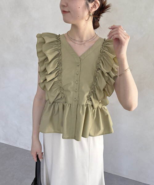 Thevon（ゼボン）の「フリルショルダーペプラムブラウス（シャツ/ブラウス・レディース・ブラック/カーキ/オフホワイト・FREE）」の5枚目の写真