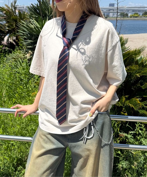 sedacle(セダクル)の「加工ラインストーンカラーTシャツ(Tシャツ/カットソー・レディース・アイボリー/カーキ/ライトブルー/ライトカーキ/ブラウン/ピンク/レッド・SMALL/MEDIUM/LARGE)」の2枚目の写真