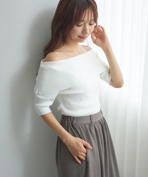 mysty woman(ミスティウーマン)の「オフショル風リブニット 581395(ニット/セーター・レディース・ブラック/オフホワイト/ボルドー・FREE)」の1枚目の写真