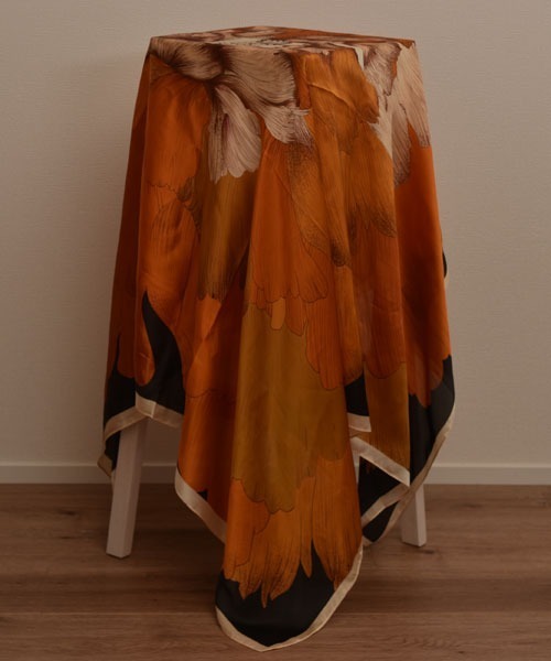 Mayree（メイリー）の「【resonance】花柄 アートデザイン シルクタッチ 大判スカーフ【マルチウェイ】（バンダナ/スカーフ・レディース・その他2/その他1/その他3・FREE）」の4枚目の写真