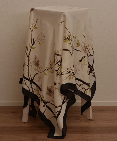 Mayree（メイリー）の「【resonance】花柄 アートデザイン シルクタッチ 大判スカーフ【マルチウェイ】（バンダナ/スカーフ・レディース・その他2/その他1/その他3・FREE）」の7枚目の写真