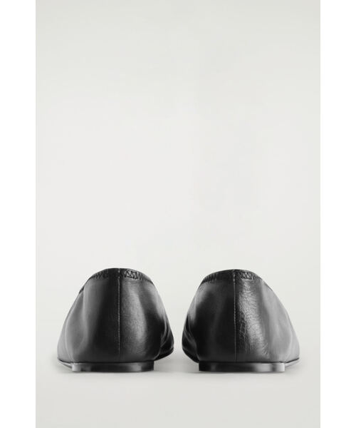 COS レザーバレリーナフラットシューズ ミニマルレザーバレーシューズ（スリッポン）｜COS（コス）の