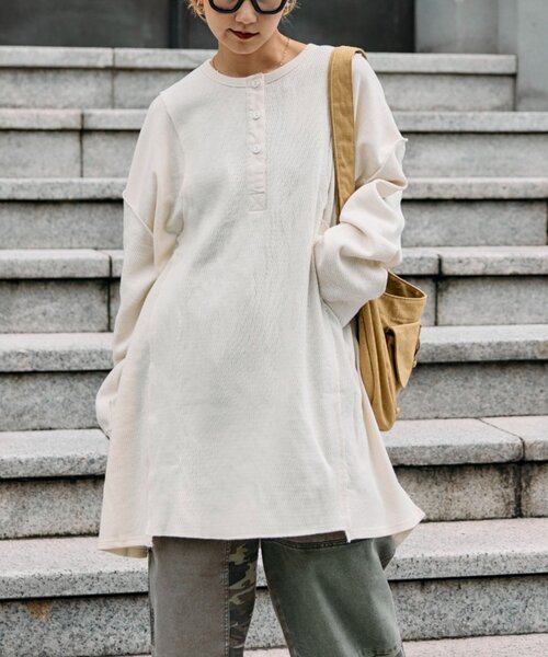 etsinta（エシンタ）の「etsintaリメイクワッフルヘンリーBIGTEE（ワンピース・レディース・グレー/アイボリー・ONE SIZE）」の2枚目の写真