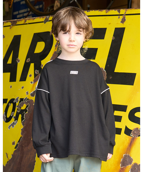 b・ROOM（ビールーム）の「【MNCM】【カイテキ天竺】パイピングビッグTシャツ（Tシャツ/カットソー・キッズ・オフホワイト/ブラック/チャコール・130cm/140cm/120cm/110cm/150cm）」の2枚目の写真