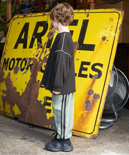 b・ROOM（ビールーム）の「【MNCM】【カイテキ天竺】パイピングビッグTシャツ（Tシャツ/カットソー・キッズ・オフホワイト/ブラック/チャコール・130cm/140cm/120cm/110cm/150cm）」の11枚目の写真