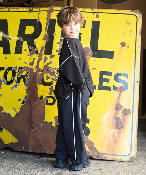 b・ROOM（ビールーム）の「【MNCM】【カイテキ天竺】パイピングビッグTシャツ（Tシャツ/カットソー・キッズ・オフホワイト/ブラック/チャコール・130cm/140cm/120cm/110cm/150cm）」の4枚目の写真