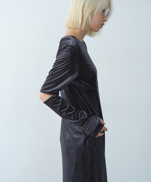 CODE A（コードエー）の「velvet open back dress（ワンピース・レディース・グレー/オフホワイト・00）」の3枚目の写真