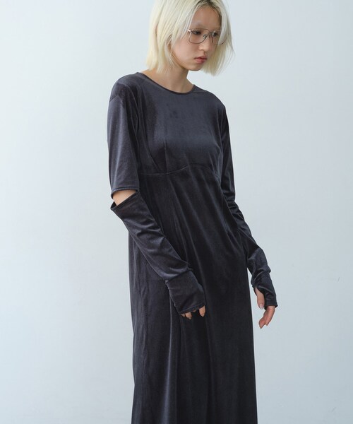 CODE A（コードエー）の「velvet open back dress（ワンピース・レディース・グレー/オフホワイト・00）」の2枚目の写真