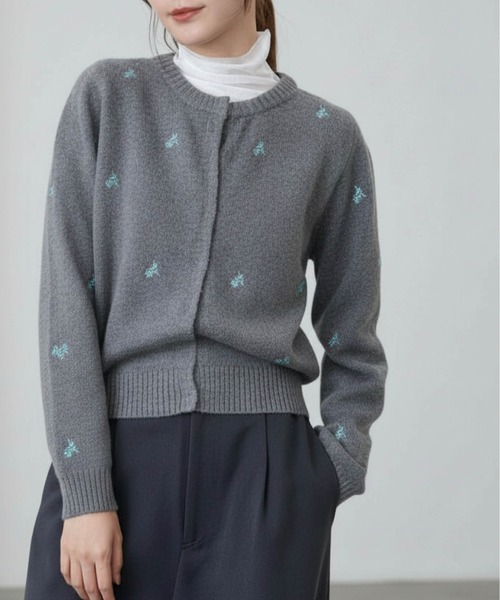Per sist ence(パーシエンス)の「アルパカタッチフラワー刺繍カーディガン(カーディガン/ボレロ・レディース・ブラウン/ネイビー/チャコールグレー・ONE SIZE)」の2枚目の写真
