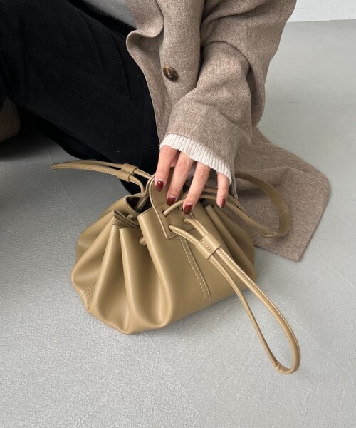 CAPRICIEUX LE'MAGE（カプリシューレマージュ）の「【CAPRICIEUX LE'MAGE×nanacoコラボ】ダンプリンバッグ（ショルダーバッグ・レディース・ブラック/ブラウン/ベージュ・FREE）」の3枚目の写真