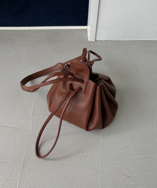 CAPRICIEUX LE'MAGE（カプリシューレマージュ）の「【CAPRICIEUX LE'MAGE×nanacoコラボ】ダンプリンバッグ（ショルダーバッグ・レディース・ブラック/ブラウン/ベージュ・FREE）」の2枚目の写真