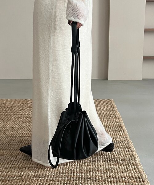 CAPRICIEUX LE'MAGE（カプリシューレマージュ）の「【CAPRICIEUX LE'MAGE×nanacoコラボ】ダンプリンバッグ（ショルダーバッグ・レディース・ブラック/ブラウン/ベージュ・FREE）」の4枚目の写真