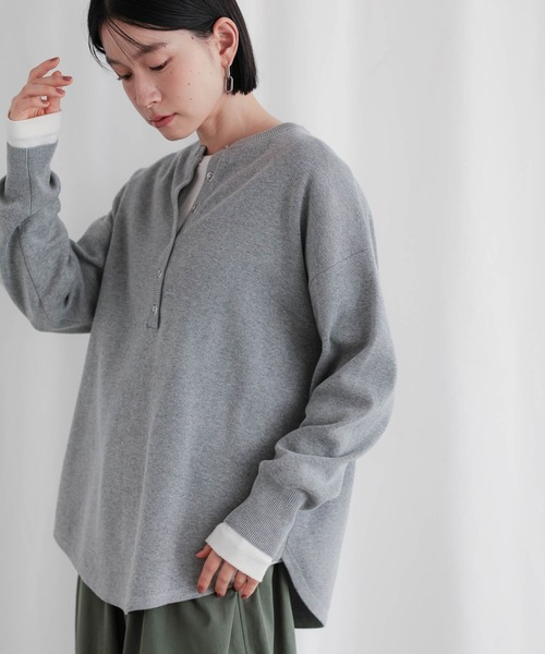 for/c（フォーシー）の「[新色追加]スウェットライクヘンリーネックニット【サスティナブル】（ニット/セーター・レディース・ブラック/グレー/オフホワイト/ピンク・M/L/LL/S）」の8枚目の写真