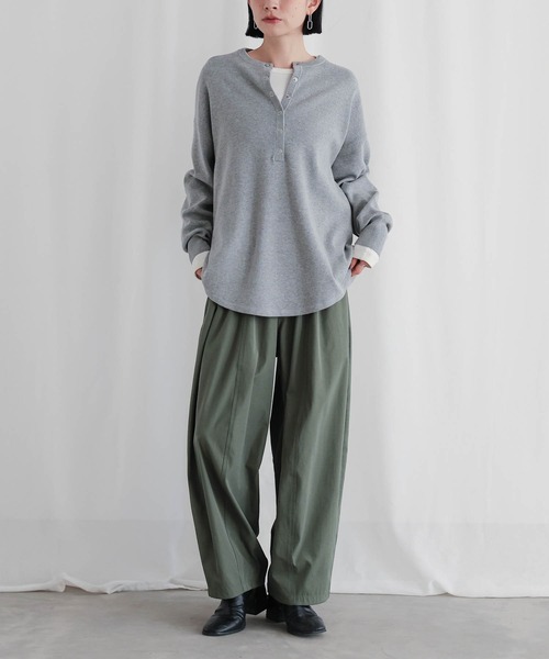 for/c（フォーシー）の「[新色追加]スウェットライクヘンリーネックニット【サスティナブル】（ニット/セーター・レディース・ブラック/グレー/オフホワイト/ピンク・M/L/LL/S）」の11枚目の写真