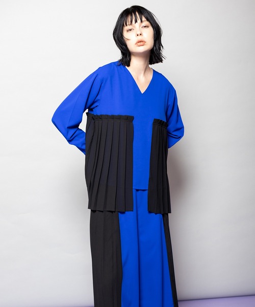 OSMOSIS（オズモーシス）の「レイヤードプリーツブラウス（シャツ/ブラウス・レディース・ライトカーキ/ブルー/ブラック・ONE SIZE）」の3枚目の写真