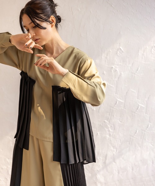 OSMOSIS（オズモーシス）の「レイヤードプリーツブラウス（シャツ/ブラウス・レディース・ライトカーキ/ブルー/ブラック・ONE SIZE）」の8枚目の写真