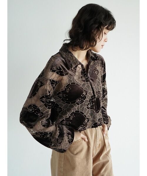 FIKA.(フィーカ)の「Velour lace jacquard blouse(シャツ/ブラウス・レディース・オフホワイト/ブラウン・MEDIUM)」の4枚目の写真