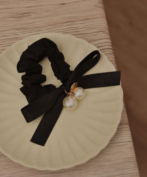 TONE SELECT GOODS（トーンセレクトグッズ）の「【resonance】サテンリボン パール×ゴールドプレート シンプルデザイン シュシュ（シュシュ・レディース・ブラック・FREE）」の2枚目の写真