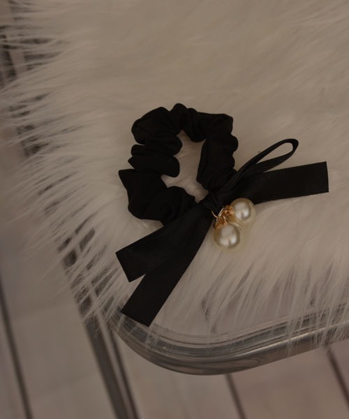 TONE SELECT GOODS（トーンセレクトグッズ）の「【resonance】サテンリボン パール×ゴールドプレート シンプルデザイン シュシュ（シュシュ・レディース・ブラック・FREE）」の3枚目の写真