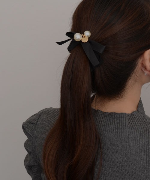 TONE SELECT GOODS（トーンセレクトグッズ）の「【resonance】サテンリボン パール×ゴールドプレート シンプルデザイン シュシュ（シュシュ・レディース・ブラック・FREE）」の4枚目の写真