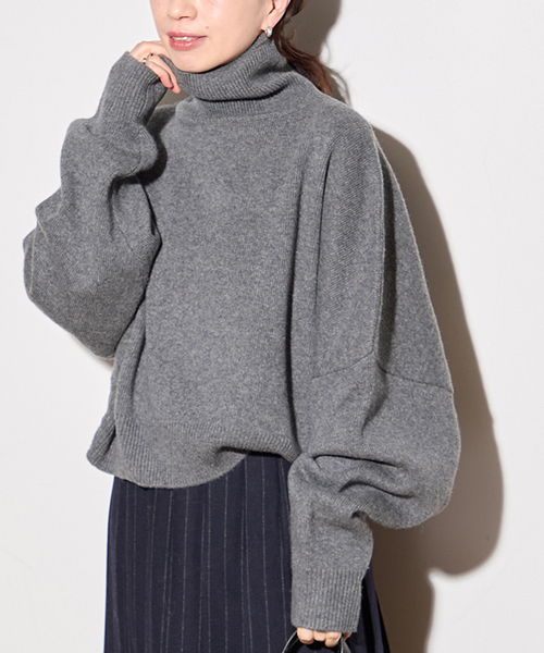 journal standard L'essage(ジャーナルスタンダードレサージュ)の「【R2W/アールツーダブリュー】FARBER SEMI CROP TURTLE KN:ニット(ニット/セーター・レディース・チャコールグレー/パープル・1)」の2枚目の写真