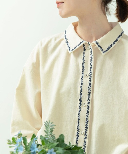 PAR ICI(パーリッシィ)の「平織りコットン ミモザ刺繍ショート丈ブラウス(シャツ/ブラウス・レディース・アイボリー/ネイビー・FREE)」の2枚目の写真