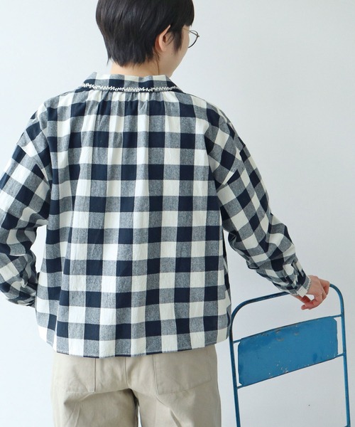 PAR ICI(パーリッシィ)の「平織りコットン ミモザ刺繍ショート丈ブラウス(シャツ/ブラウス・レディース・アイボリー/ネイビー・FREE)」の22枚目の写真