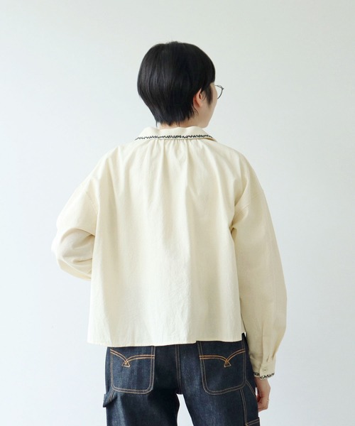 PAR ICI(パーリッシィ)の「平織りコットン ミモザ刺繍ショート丈ブラウス(シャツ/ブラウス・レディース・アイボリー/ネイビー・FREE)」の6枚目の写真