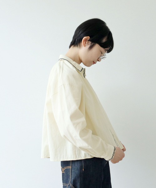 PAR ICI(パーリッシィ)の「平織りコットン ミモザ刺繍ショート丈ブラウス(シャツ/ブラウス・レディース・アイボリー/ネイビー・FREE)」の7枚目の写真