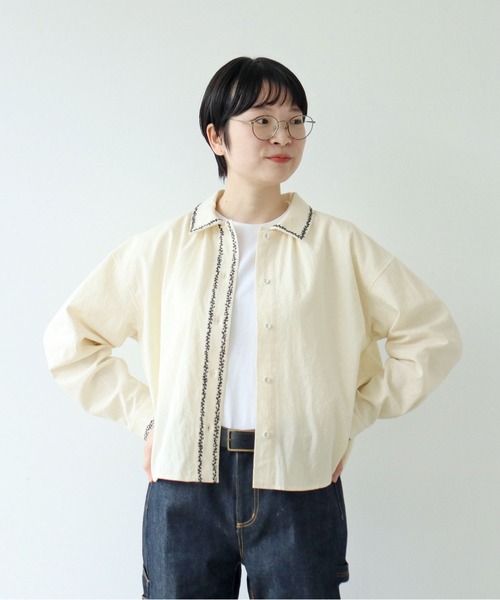 PAR ICI(パーリッシィ)の「平織りコットン ミモザ刺繍ショート丈ブラウス(シャツ/ブラウス・レディース・アイボリー/ネイビー・FREE)」の5枚目の写真