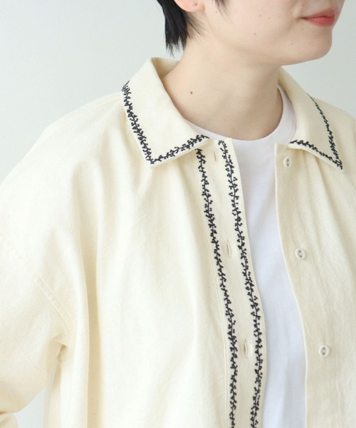 PAR ICI(パーリッシィ)の「平織りコットン ミモザ刺繍ショート丈ブラウス(シャツ/ブラウス・レディース・アイボリー/ネイビー・FREE)」の8枚目の写真