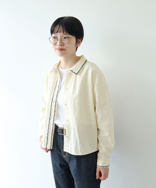 PAR ICI(パーリッシィ)の「平織りコットン ミモザ刺繍ショート丈ブラウス(シャツ/ブラウス・レディース・アイボリー/ネイビー・FREE)」の4枚目の写真