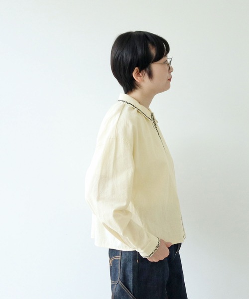 PAR ICI(パーリッシィ)の「平織りコットン ミモザ刺繍ショート丈ブラウス(シャツ/ブラウス・レディース・アイボリー/ネイビー・FREE)」の15枚目の写真