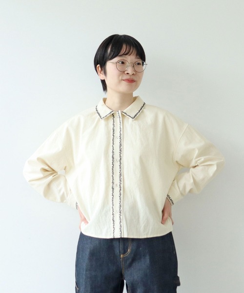 PAR ICI(パーリッシィ)の「平織りコットン ミモザ刺繍ショート丈ブラウス(シャツ/ブラウス・レディース・アイボリー/ネイビー・FREE)」の14枚目の写真