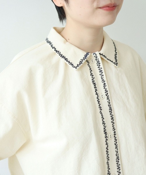 PAR ICI(パーリッシィ)の「平織りコットン ミモザ刺繍ショート丈ブラウス(シャツ/ブラウス・レディース・アイボリー/ネイビー・FREE)」の16枚目の写真