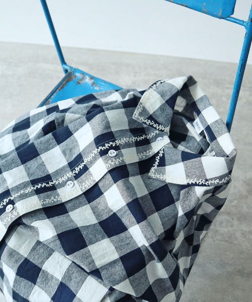 PAR ICI(パーリッシィ)の「平織りコットン ミモザ刺繍ショート丈ブラウス(シャツ/ブラウス・レディース・アイボリー/ネイビー・FREE)」の19枚目の写真