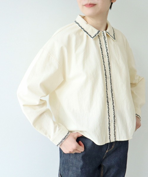 PAR ICI(パーリッシィ)の「平織りコットン ミモザ刺繍ショート丈ブラウス(シャツ/ブラウス・レディース・アイボリー/ネイビー・FREE)」の13枚目の写真
