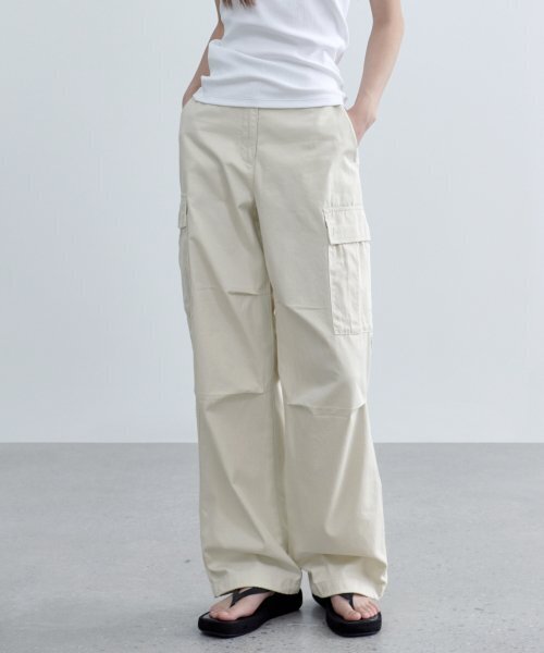 MUSINSA STANDARD WOMAN（ムシンサスタンダードウーマン）の「ウィメンズワイドカーゴパンツ[クリーム]（その他パンツ・レディース・その他・30/24/25/26/27/28/29）」の2枚目の写真