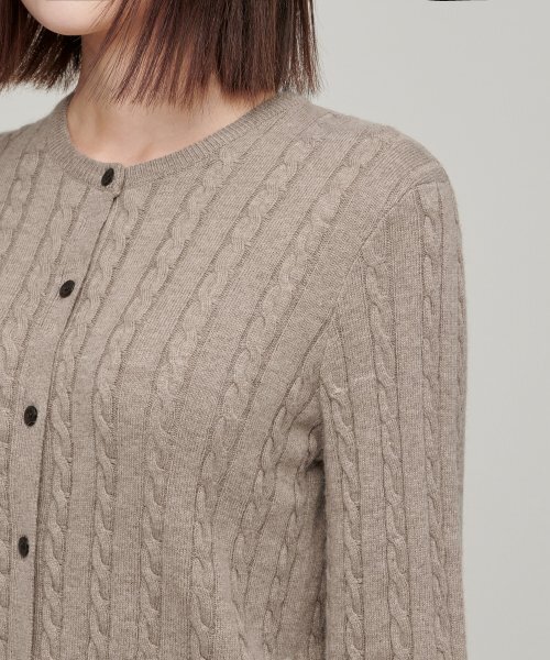 MUSINSA STANDARD WOMAN（ムシンサスタンダードウーマン）の「ウィメンズアンゴラブレンドケーブルラウンドネックカーディガン[ヘッダーベージュ]（カーディガン/ボレロ・レディース・その他・SMALL/MEDIUM/LARGE/X-SMALL）」の5枚目の写真